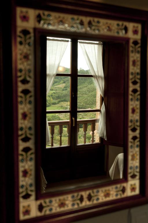 Trisqueles Y Buganvillas Villaviciosa  Rom bilde