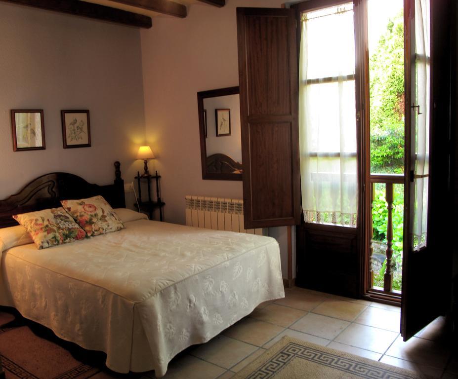 Trisqueles Y Buganvillas Villaviciosa  Rom bilde