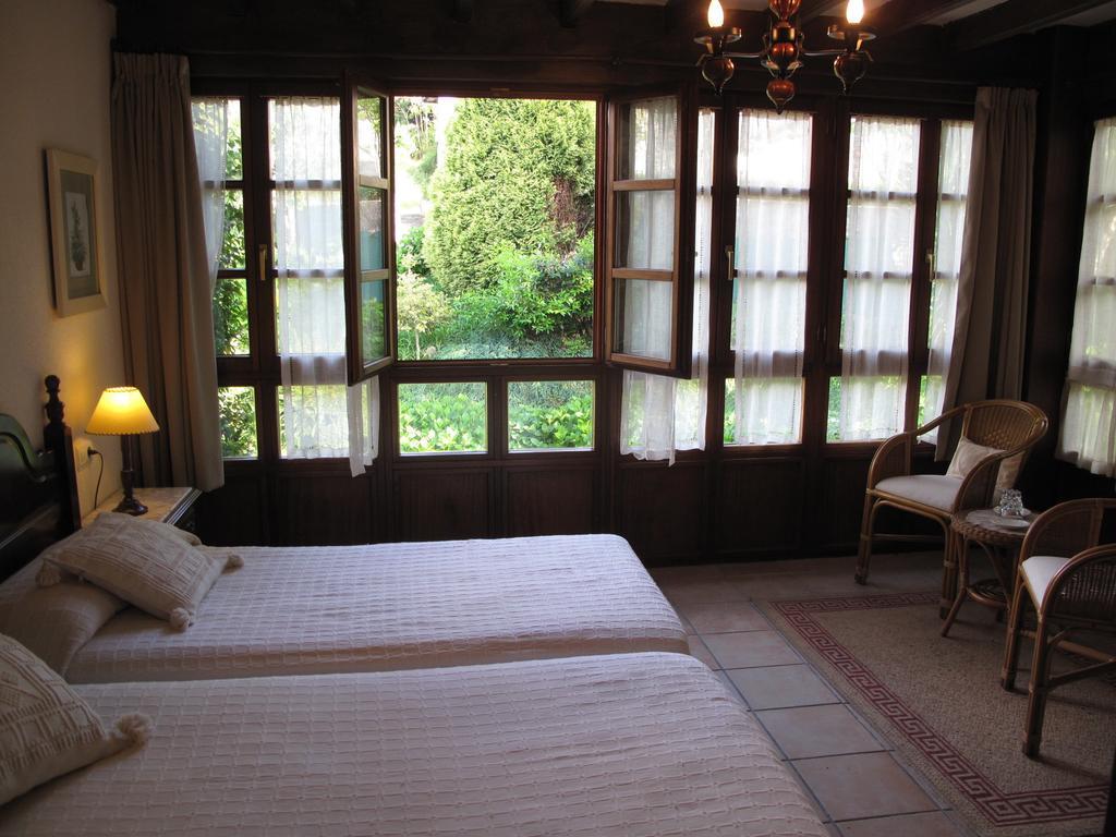 Trisqueles Y Buganvillas Villaviciosa  Rom bilde